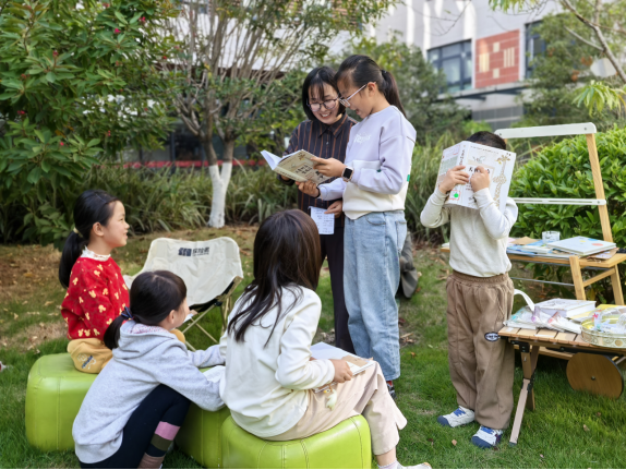 福建省图书馆举办草地童诗课<div>亲子共赴自然诗意之约 </div>